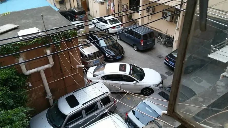 老小区停车难怎么办?退!退!退!__财经头条