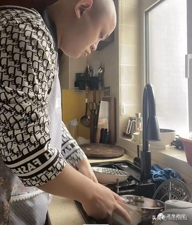 俩女子被隔离在闺蜜家，男主人忙疯了：每天买菜刷碗做4个人的饭休闲区蓝鸢梦想 - Www.slyday.coM