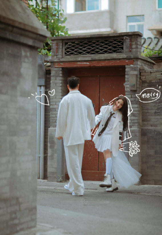 "09快女"潘辰结束8年恋爱长跑官宣结婚,与老公甜蜜对视好恩爱|潘辰