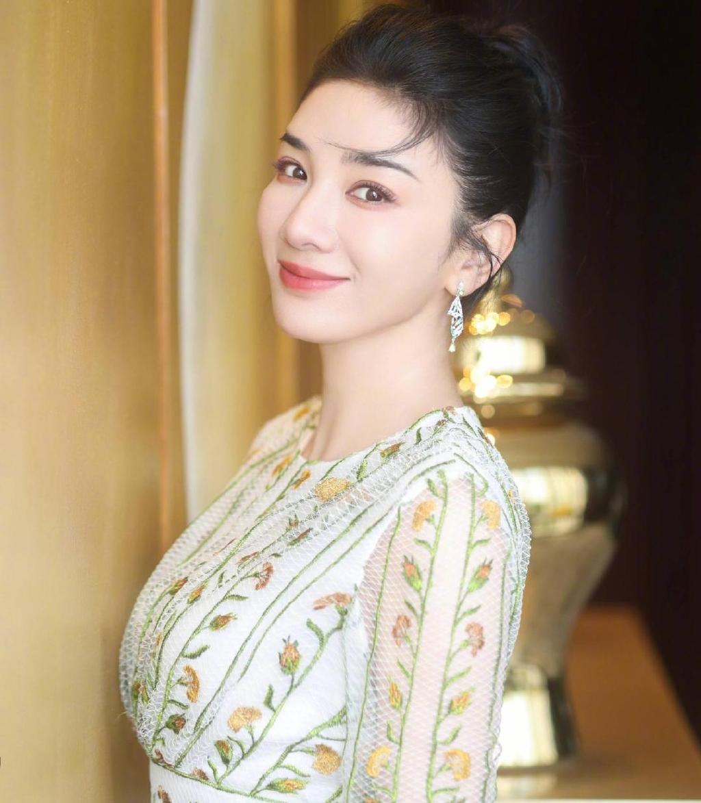 女星黄奕被点名批评私自拿美术馆展品拍照翻车后悄悄删除照片