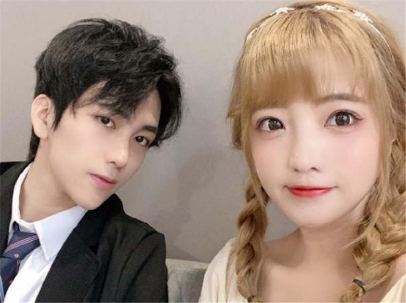 看得出来林锡的脸型除了有点方之外还算可以,让粉丝