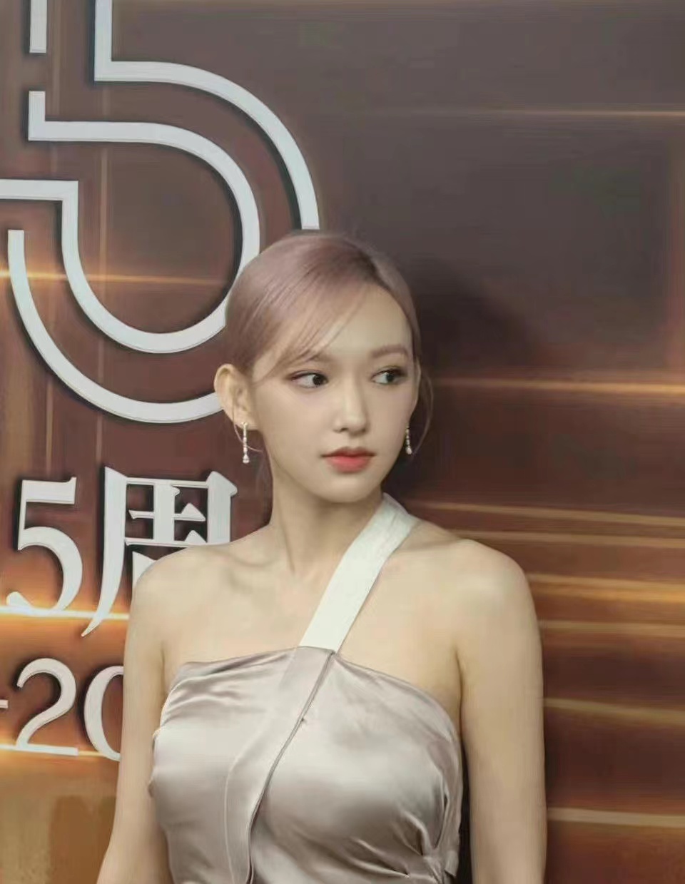 看过程潇最新红毯的人都有福了潇潇的身材就应该多走红毯