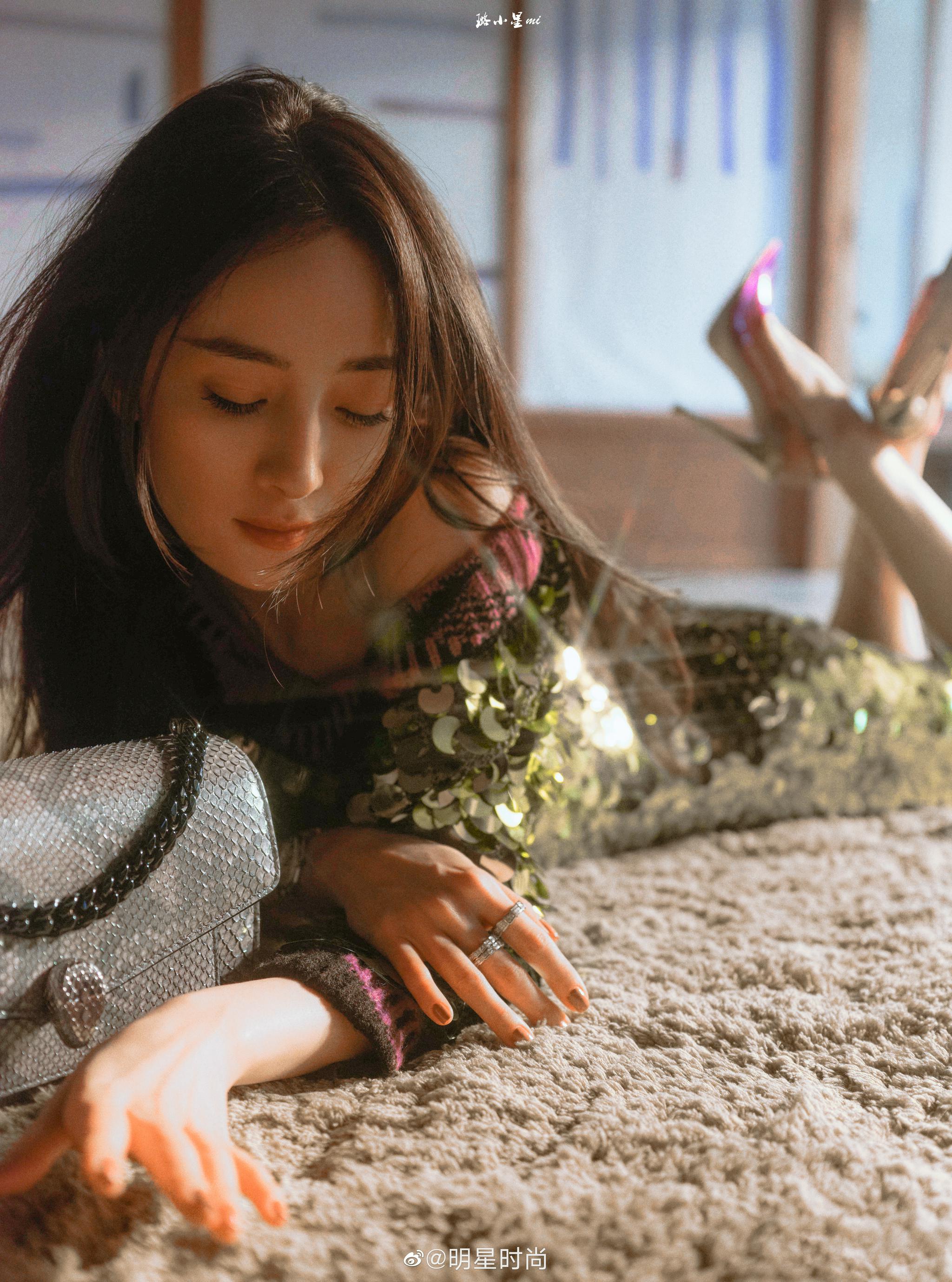 杨幂最新画报新鲜出炉,黑色紧身连衣裙胸前搭配撞色蝴蝶结