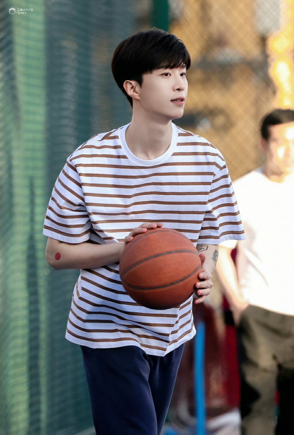 范丞丞打篮球好有少年感!__财经头条