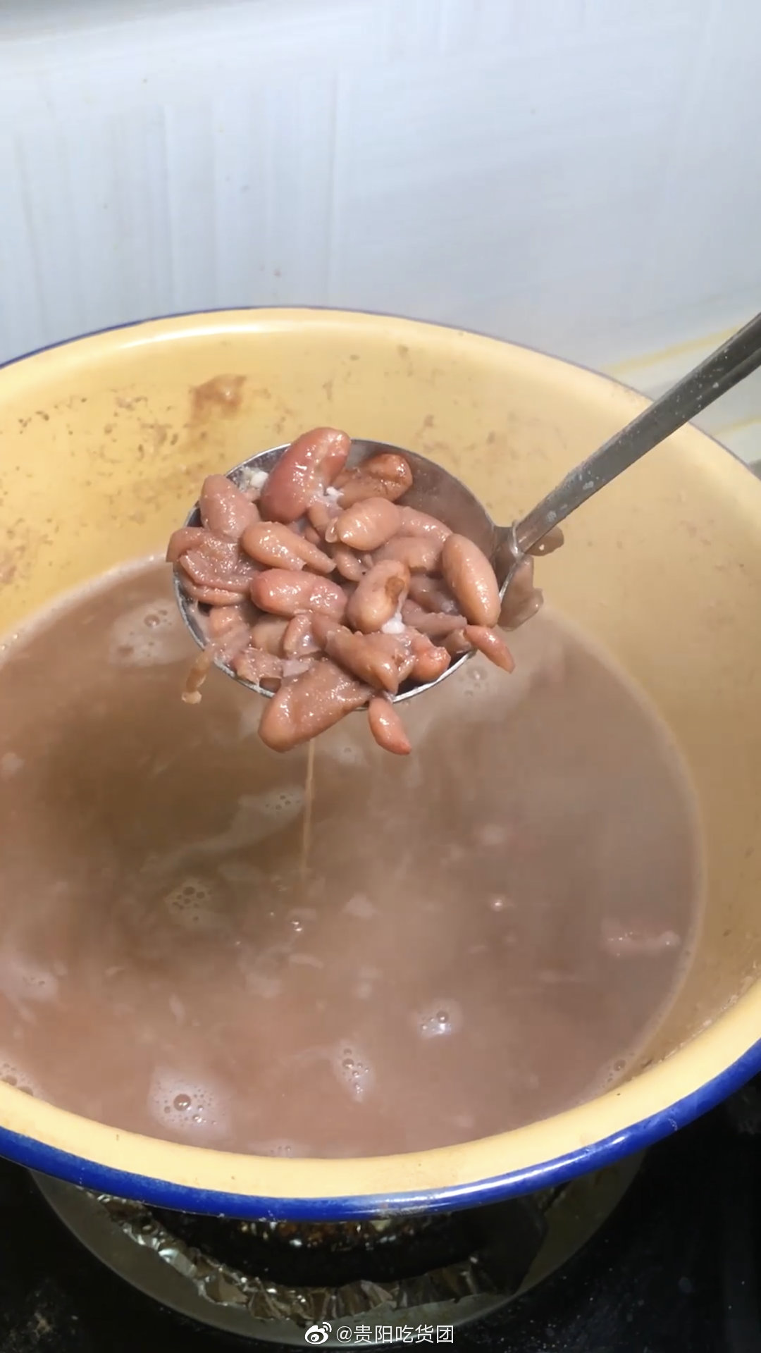 青椒烩豆米.一道贵州人比较熟悉的家常菜.口感棉软细腻,老少皆宜