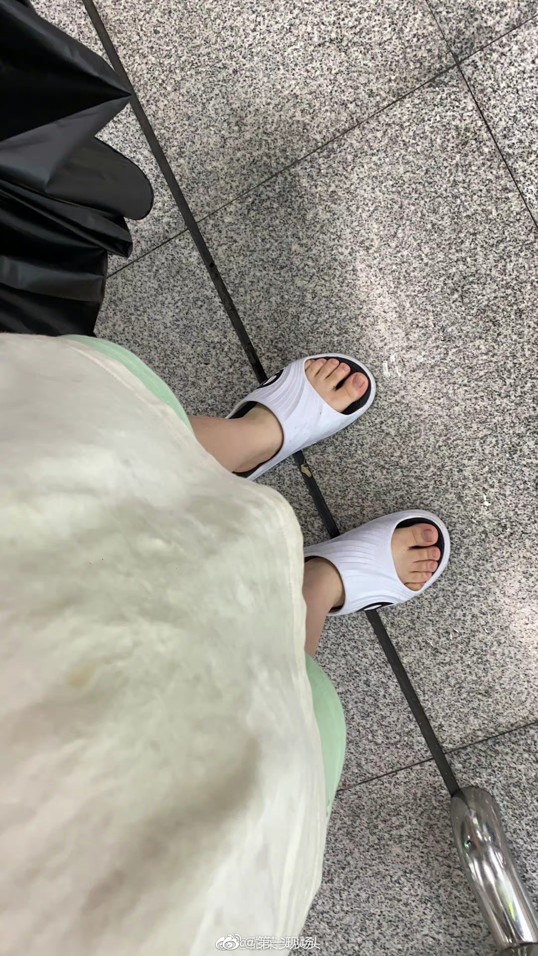 广东拖鞋，深圳人今天出行的标配～ 下班高峰期降雨加强……__财经头条