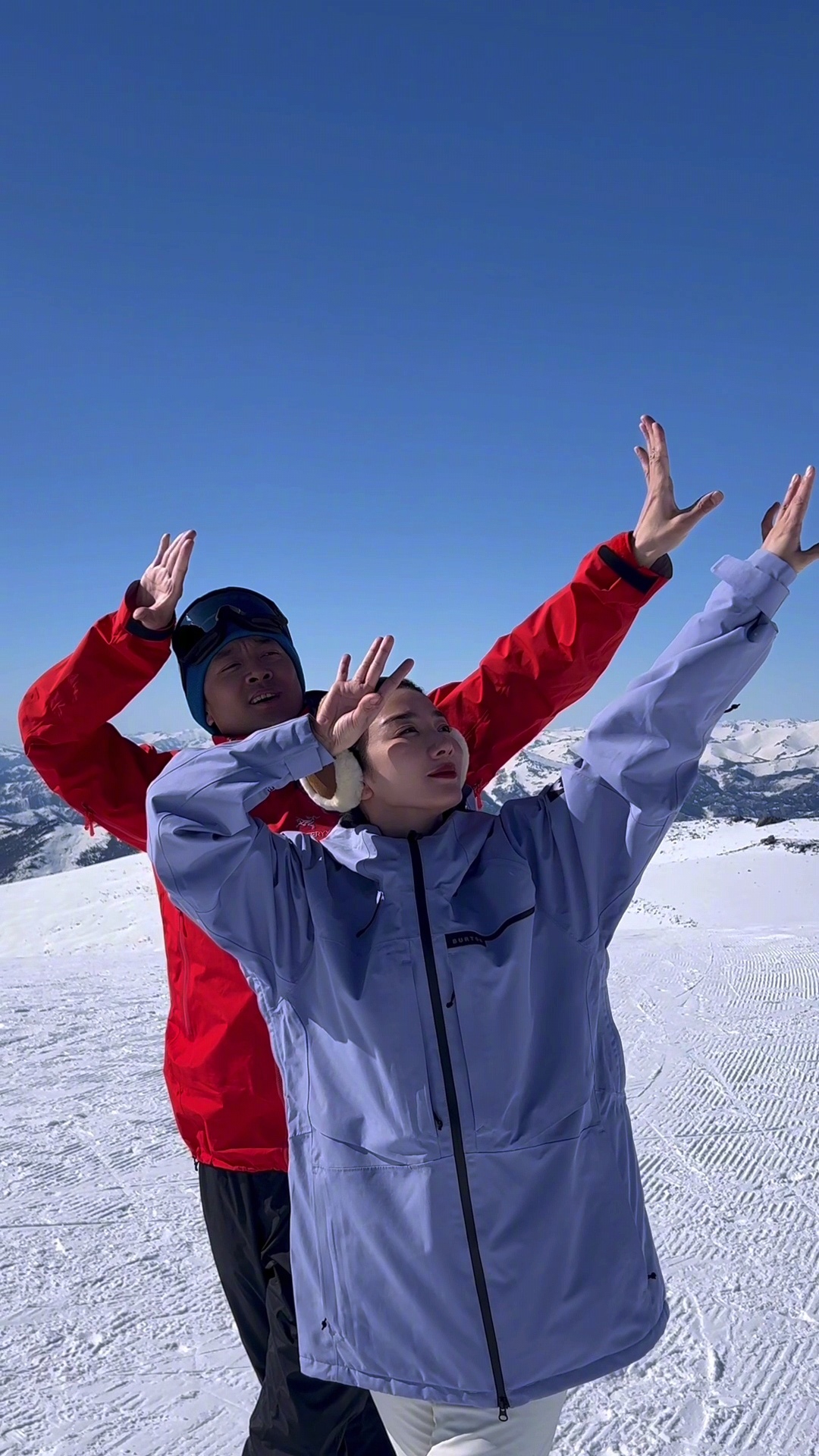 晒与印小天在雪山一起跳蒙古舞的视频