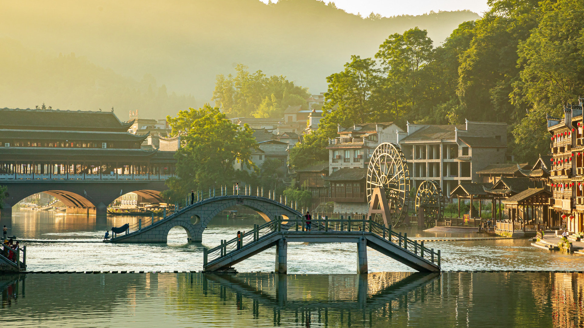 湘西之旅:漫步于凤凰古城的大街小巷,寻找沈从文书中的《边城》