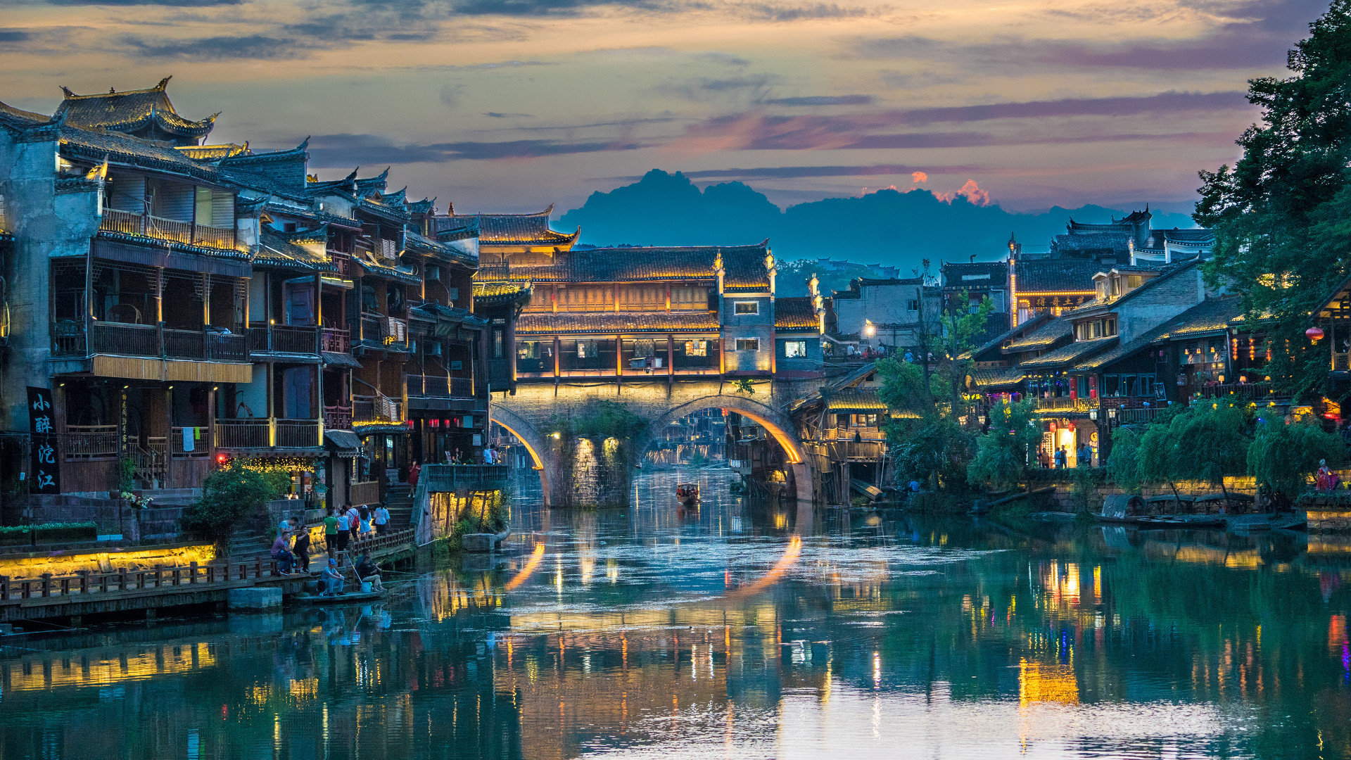 湘西之旅:漫步于凤凰古城的大街小巷,寻找沈从文书中的《边城》