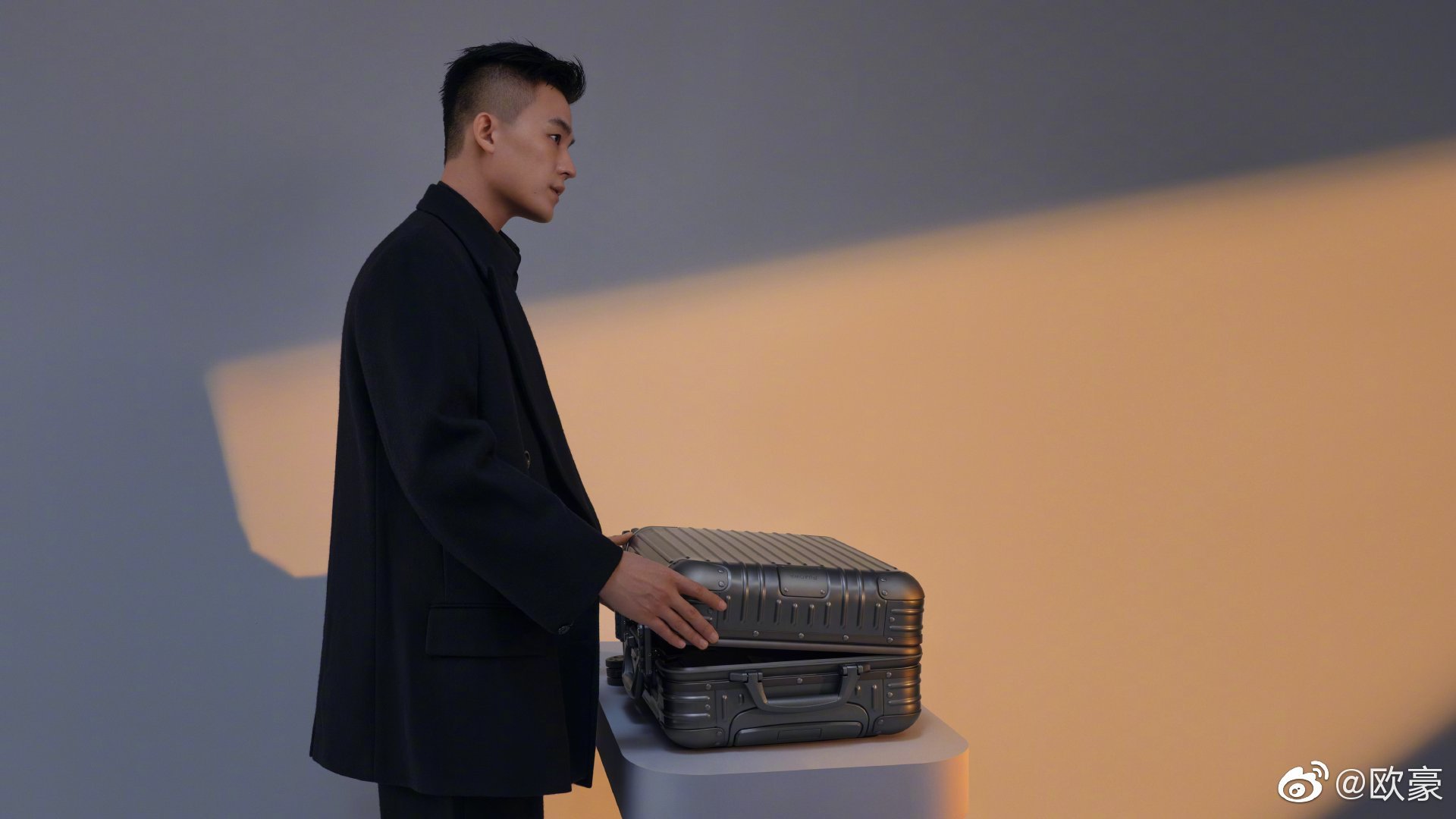 欧豪侯明昊抢球真的好刺激啊,小侯都被拎起来了……_高清图集_新浪网