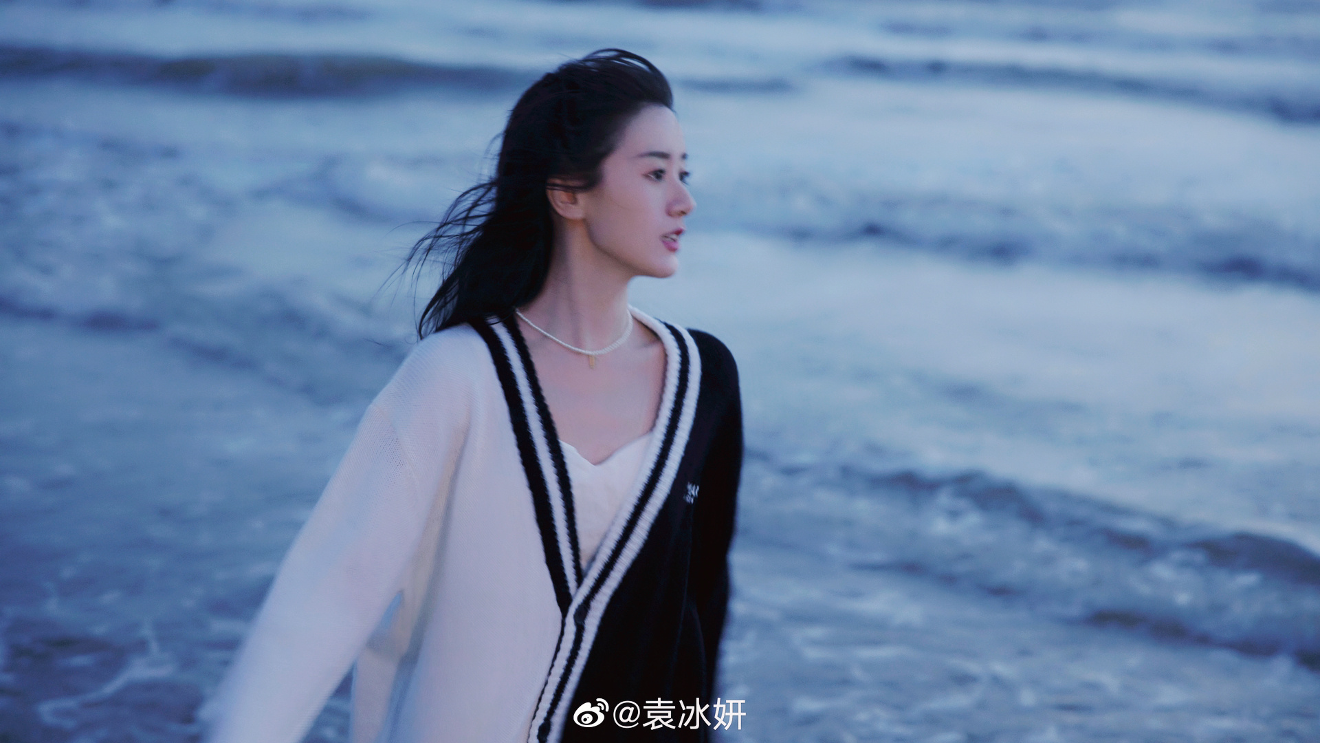 袁冰妍的海边氛围感真的好仙啊……__财经头条
