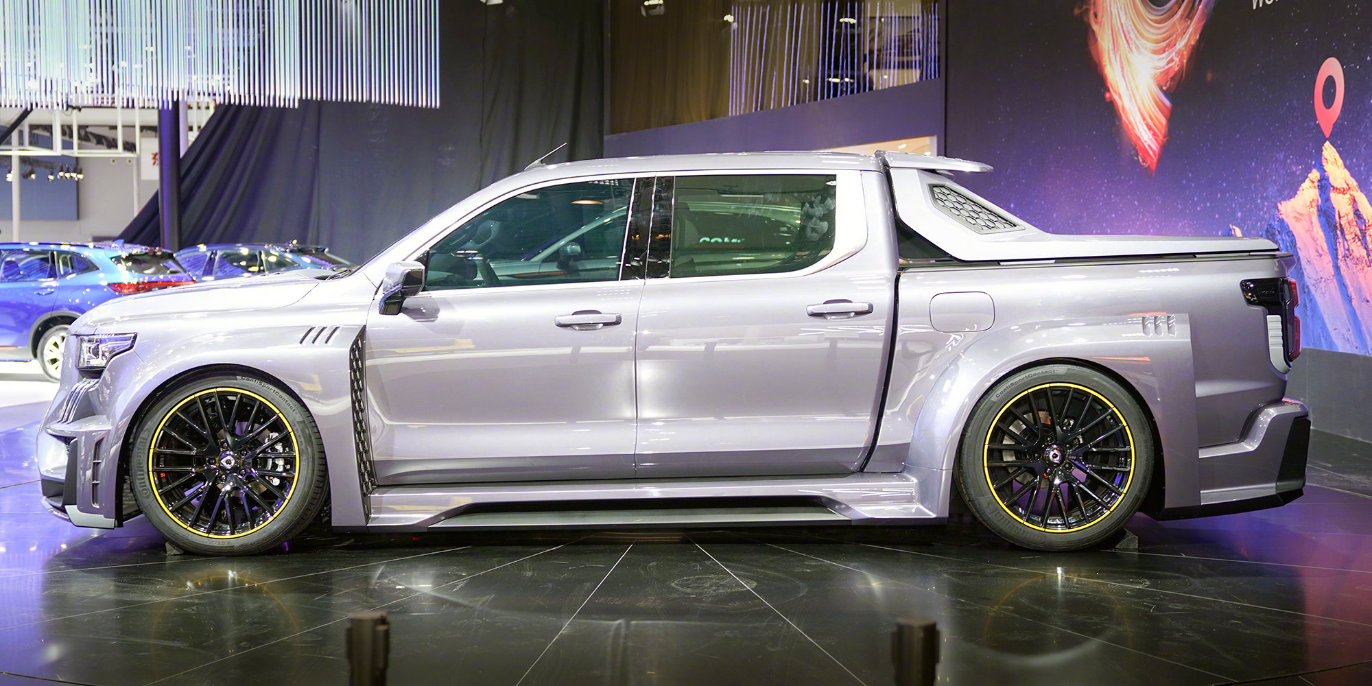 长城超跑皮卡首先就是比普通的皮卡车型更加低趴贴地,中网采用了蜂窝