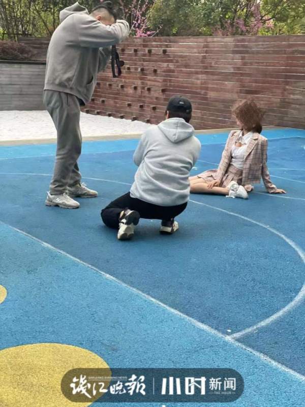杭州一奥体红盘里不少网红裸背拍照，有宝妈担心带坏孩子