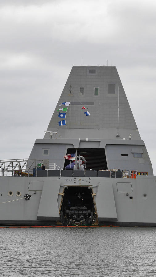 日本海上自卫队30ffm"最上"级护卫舰的舰尾坞舱和美国海军"朱姆沃尔特