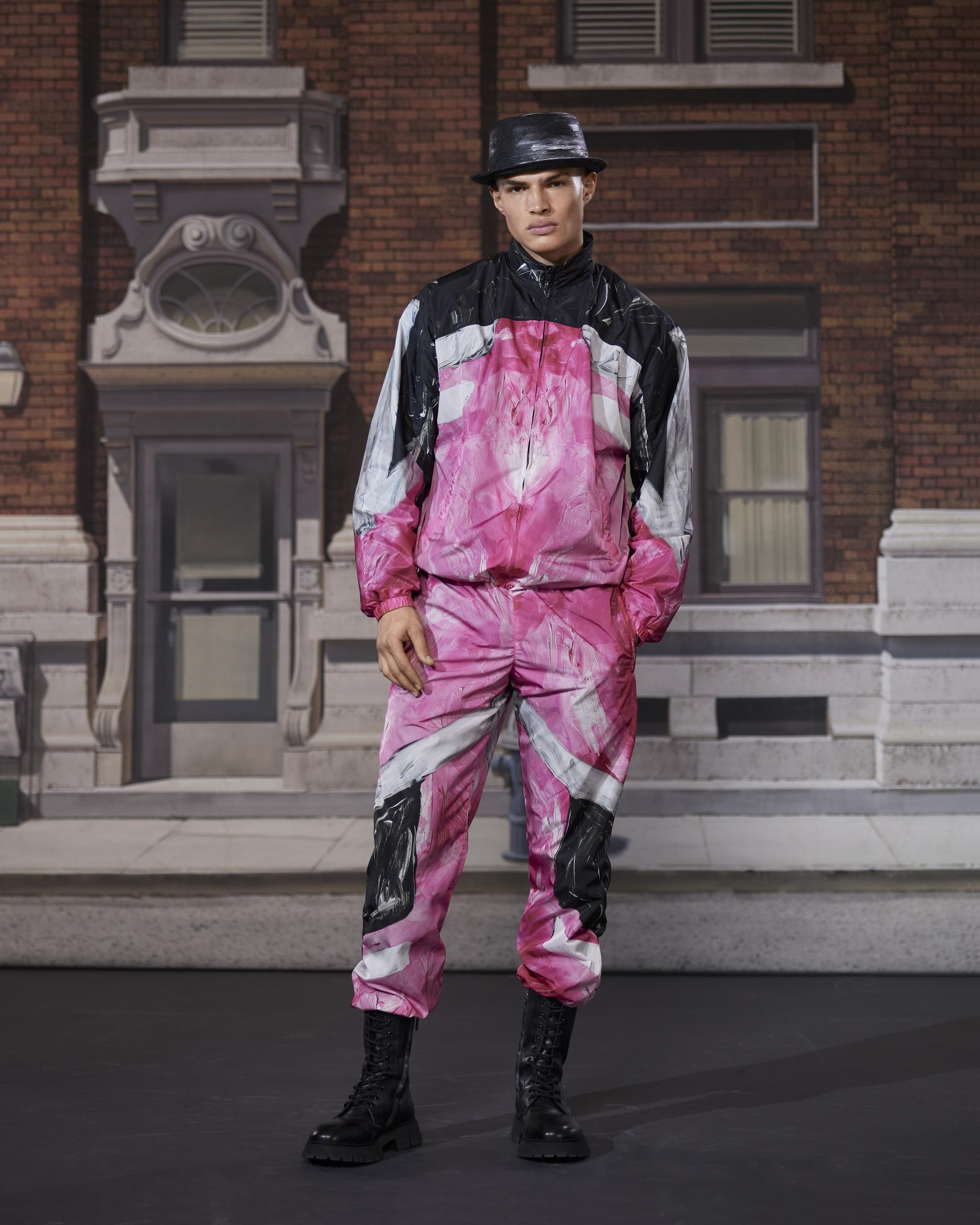 moschino发布2021秋冬男装系列……|男装|大衣|莫斯奇诺_新浪新闻