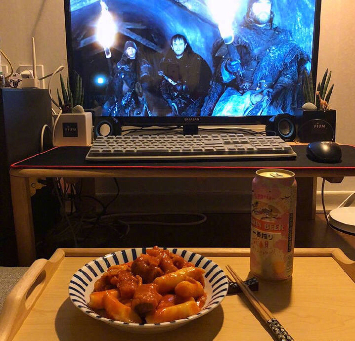 周末就应该窝在家里追剧呀