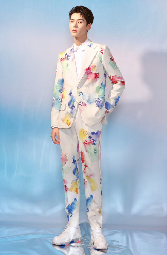 龚俊"花蝴蝶"造型成功出圈,绅士打扮帅出新高,白得发光惹人羡