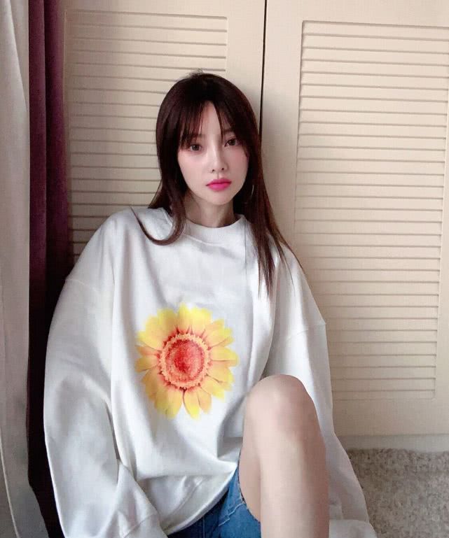 李小璐拍新写真营业穿健美裤露小蛮腰火辣性感