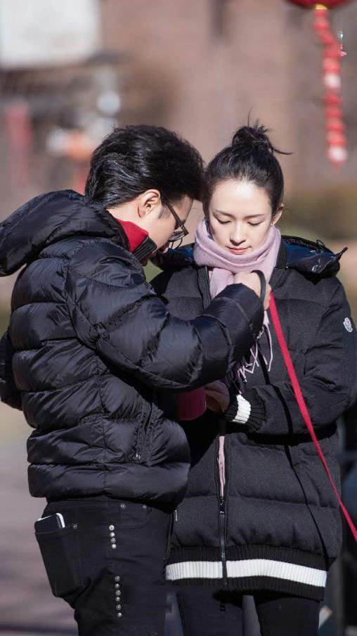 章子怡街头紧搂老公秀恩爱