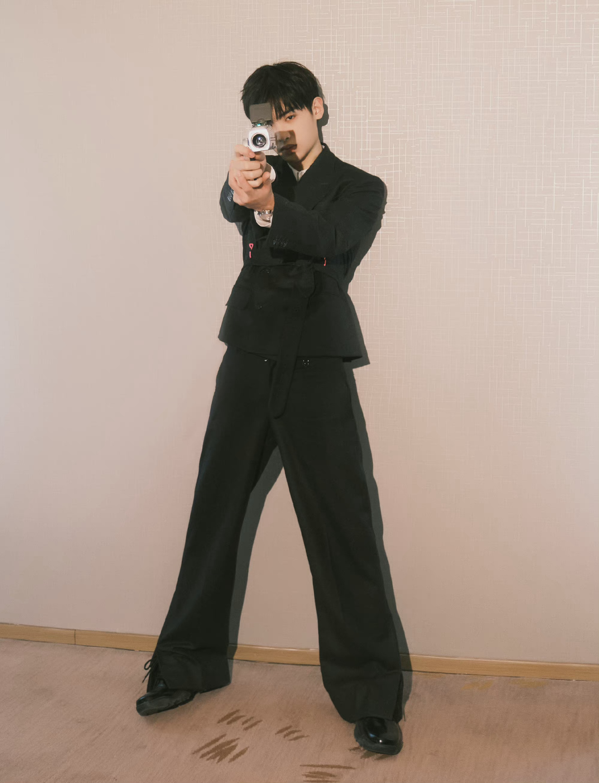 黄明昊黑色收腰西装写真大片 黑色西装白衬衫……__财经头条