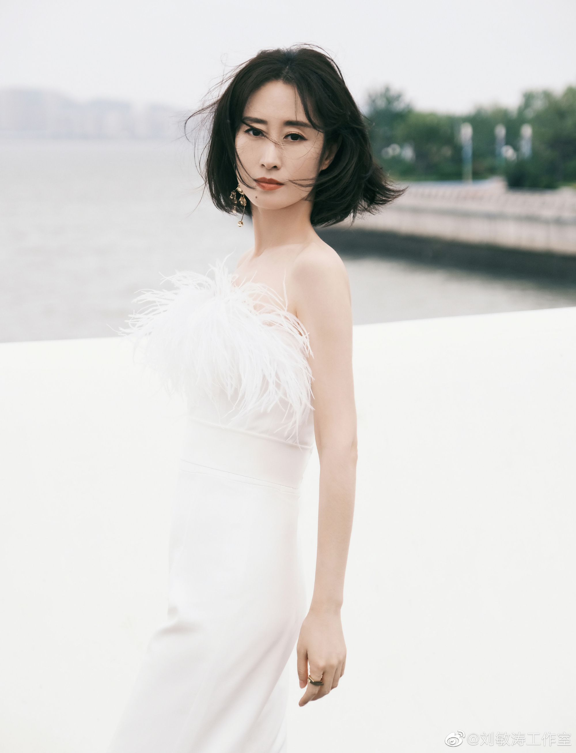 刘敏涛这组白色写真好美啊,敏涛姐状态真的太好了吧,气质绝了