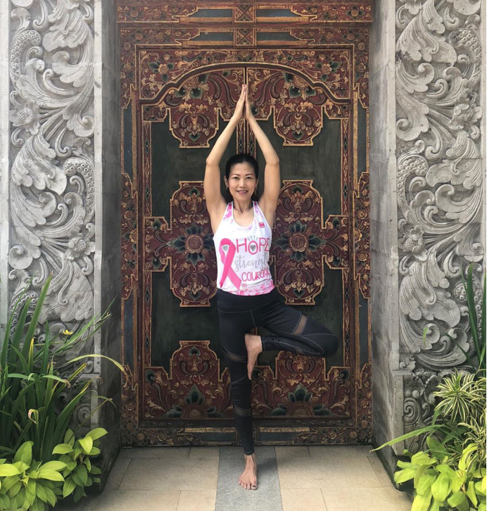 不服老的赵雅芝,对世界有一颗柔软的心|疫情|赵雅芝|瑜伽动作_新浪