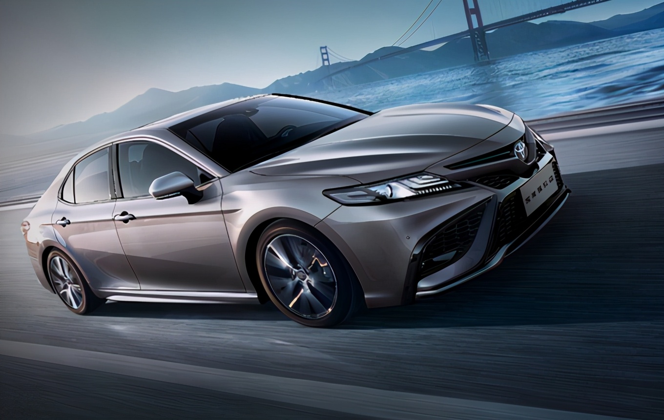 新款凯美瑞混动门槛降2万,今年的b级车销冠会易主吗?