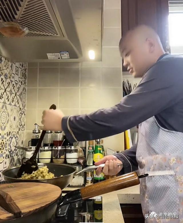 俩女子被隔离在闺蜜家，男主人忙疯了：每天买菜刷碗做4个人的饭休闲区蓝鸢梦想 - Www.slyday.coM