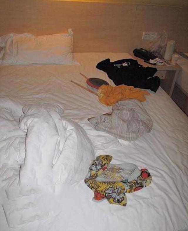 女子送孩子上学后不回家，进酒店开房被抓：赤身穿情趣内衣休闲区蓝鸢梦想 - Www.slyday.coM