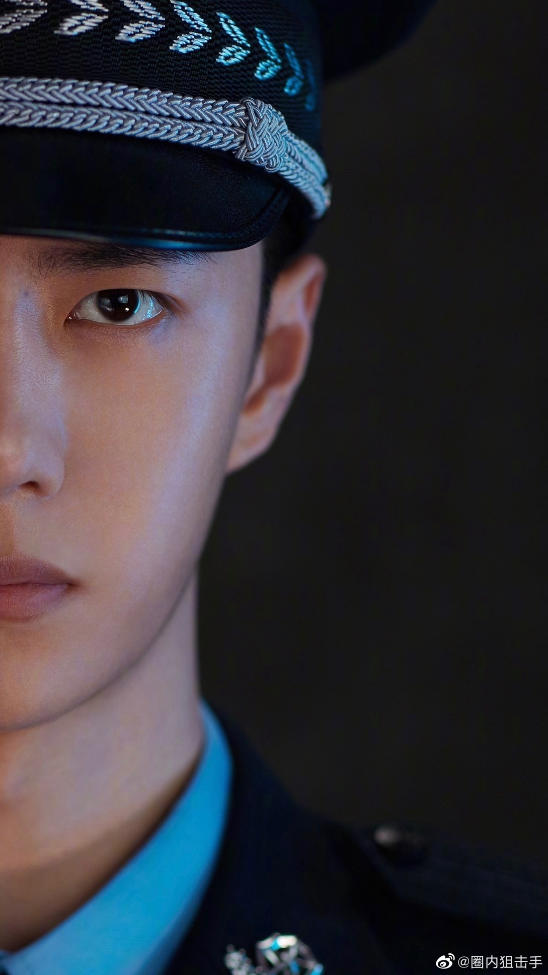 《冰雨火》的剧照都这么考究?王一博的脸一边冷色,一边是暖色