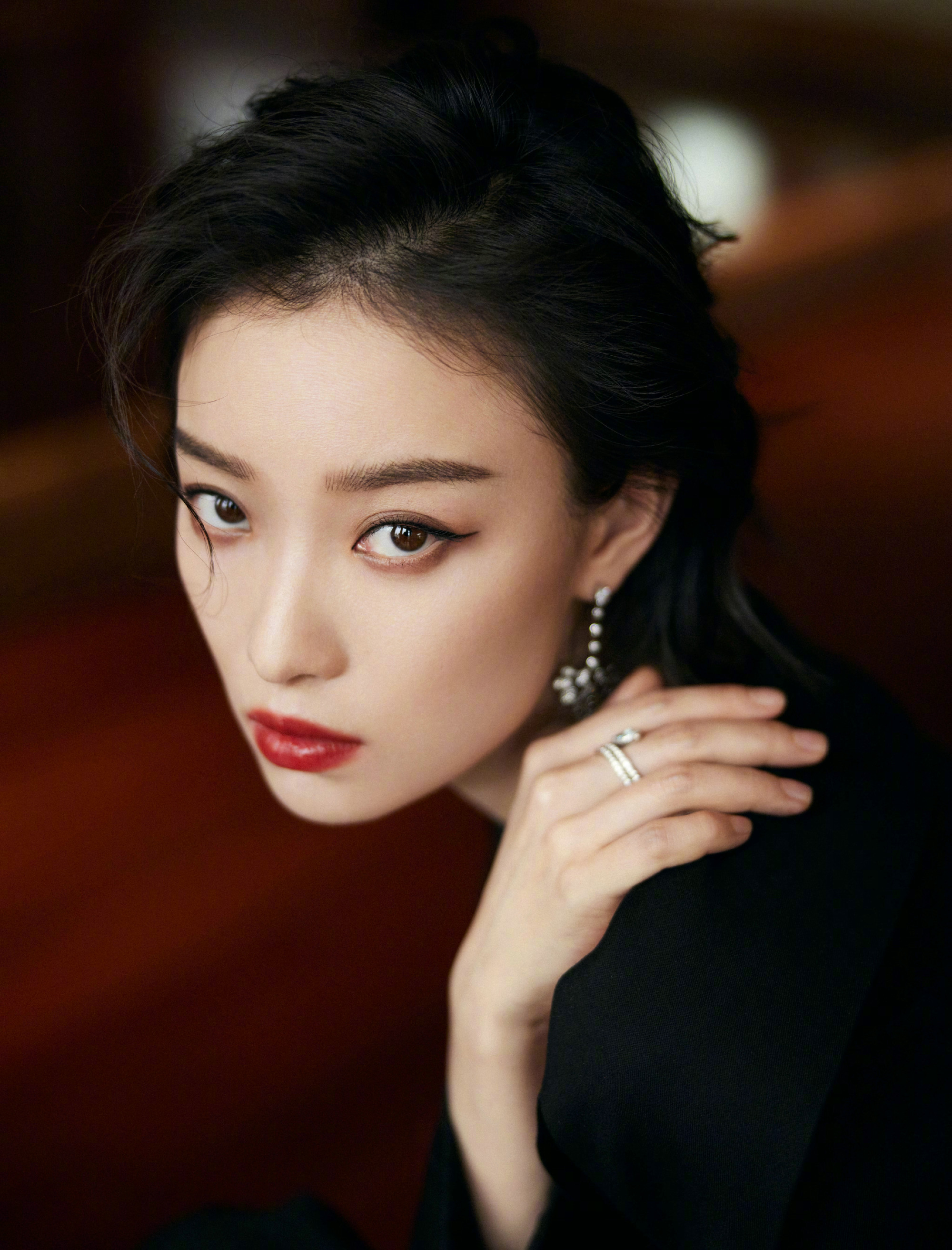 倪妮每次的造型都没输过,一字肩也太美了,《流金岁月》再gkd!