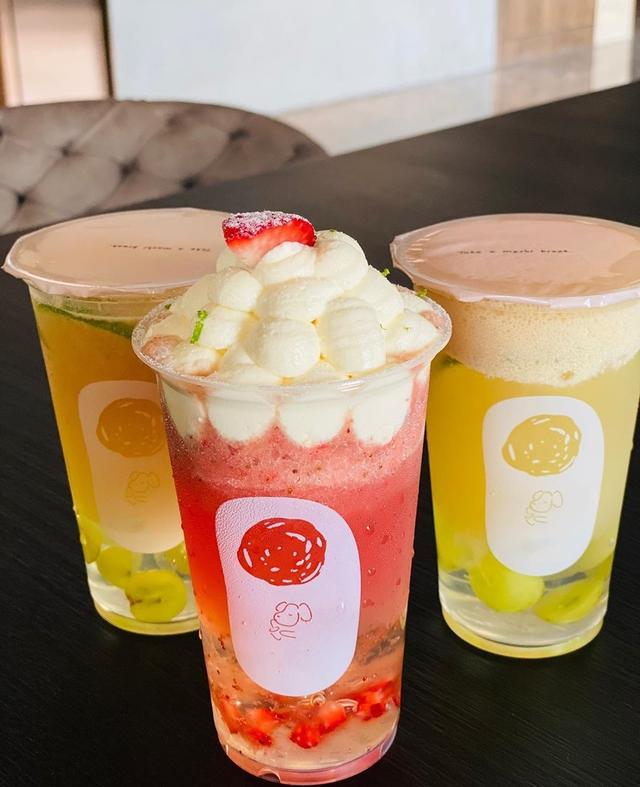 周杰伦久违晒女儿,小小周穿米色公主裙与奶茶撞色,清新可爱