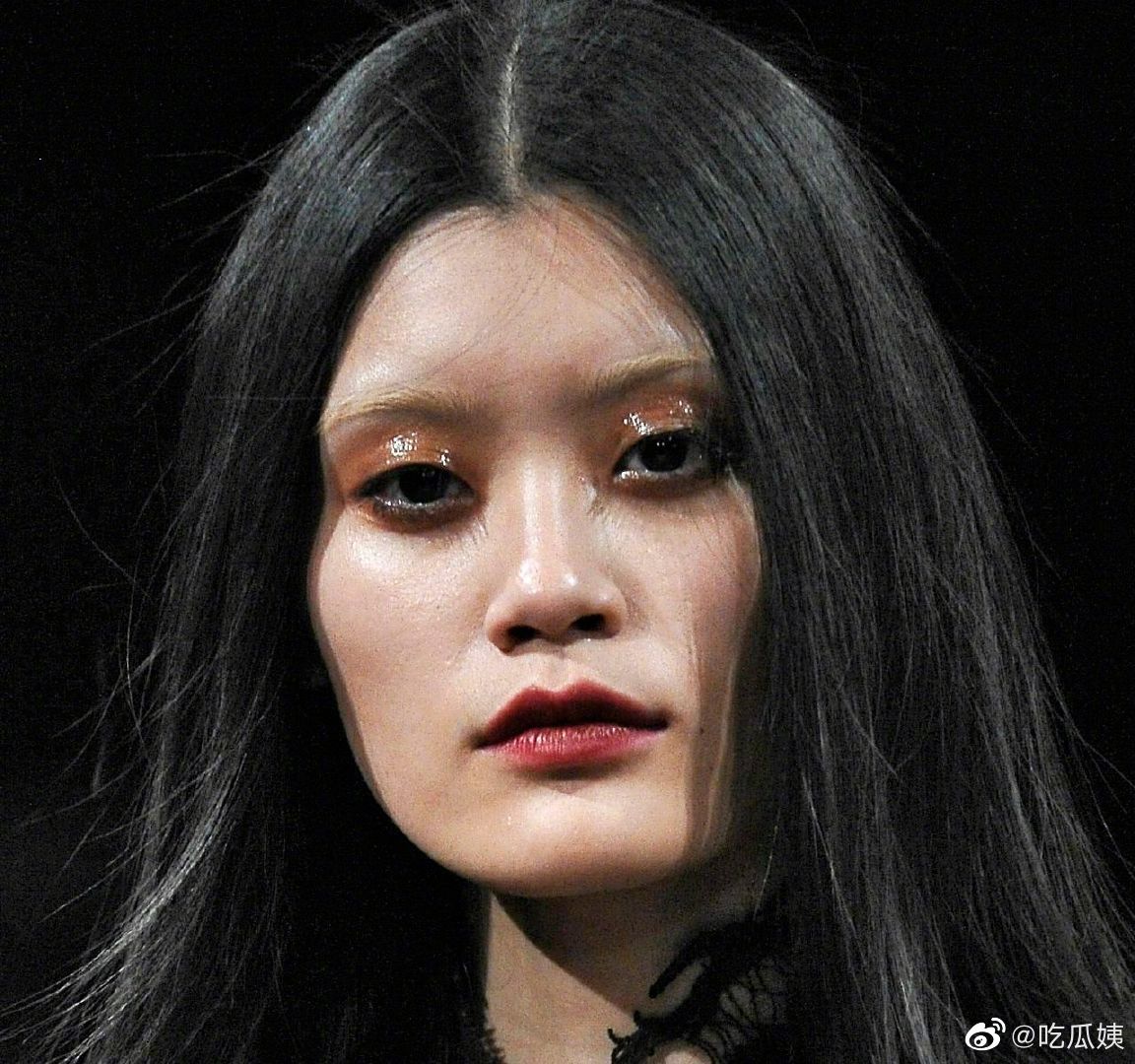 奚梦瑶早年硬照,骨骼分明的超模脸__财经头条
