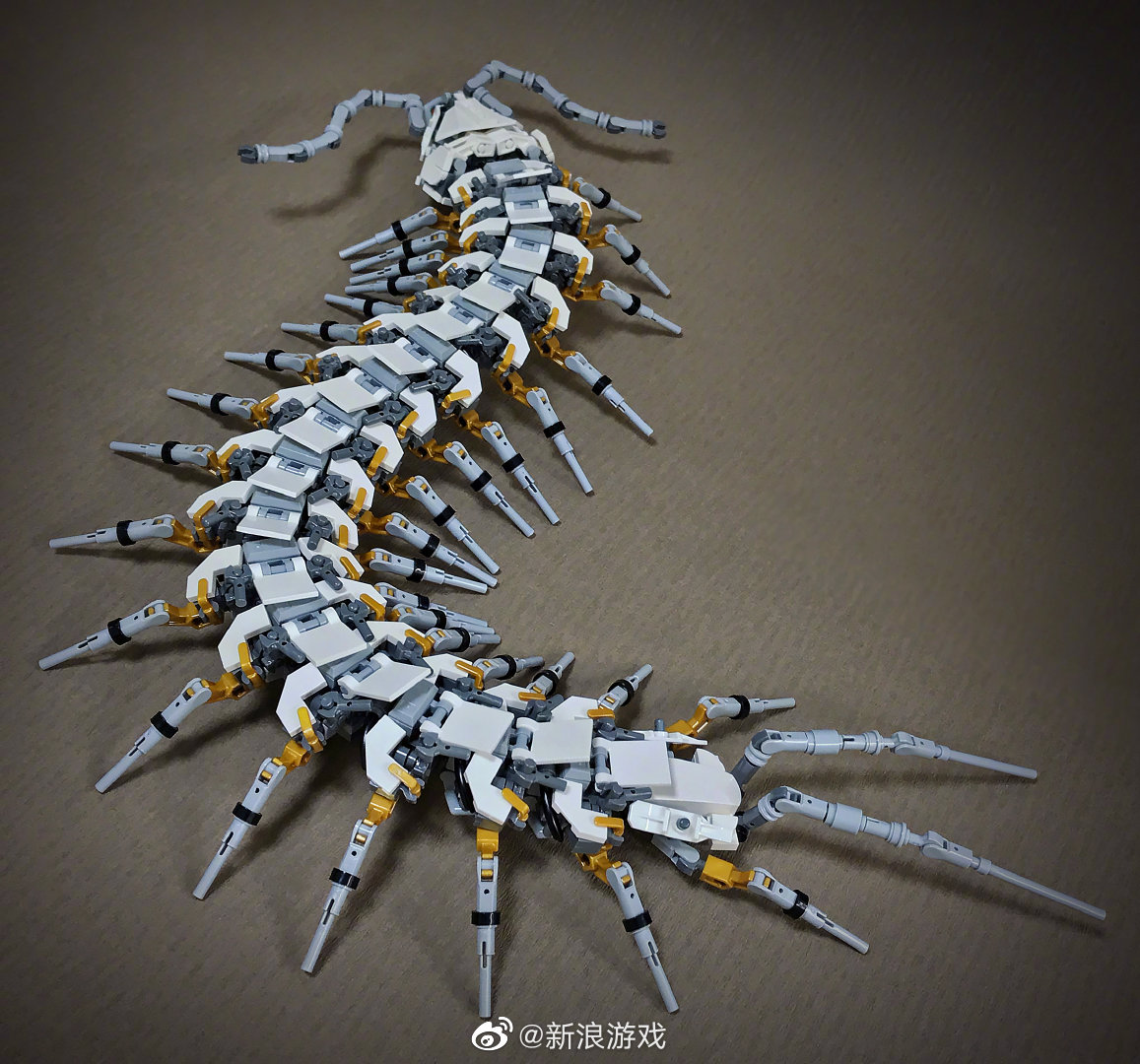推特博主用乐高搭建了一个蜈蚣长老出来 uran120