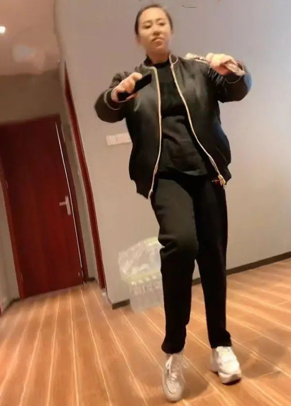丫蛋久未露面小腹隆起,二婚嫁师弟小鹏飞,仍与前夫王金龙搭档