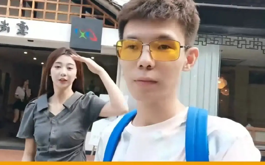 阿水染红发,网友关注的重点却不是发色!价值700万的手表是亮点休闲区蓝鸢梦想 - Www.slyday.coM 阿水染红发,网友关注的重点却不是发色!价值700万的手表是亮点休闲区蓝鸢梦想 - Www.slyday.coM