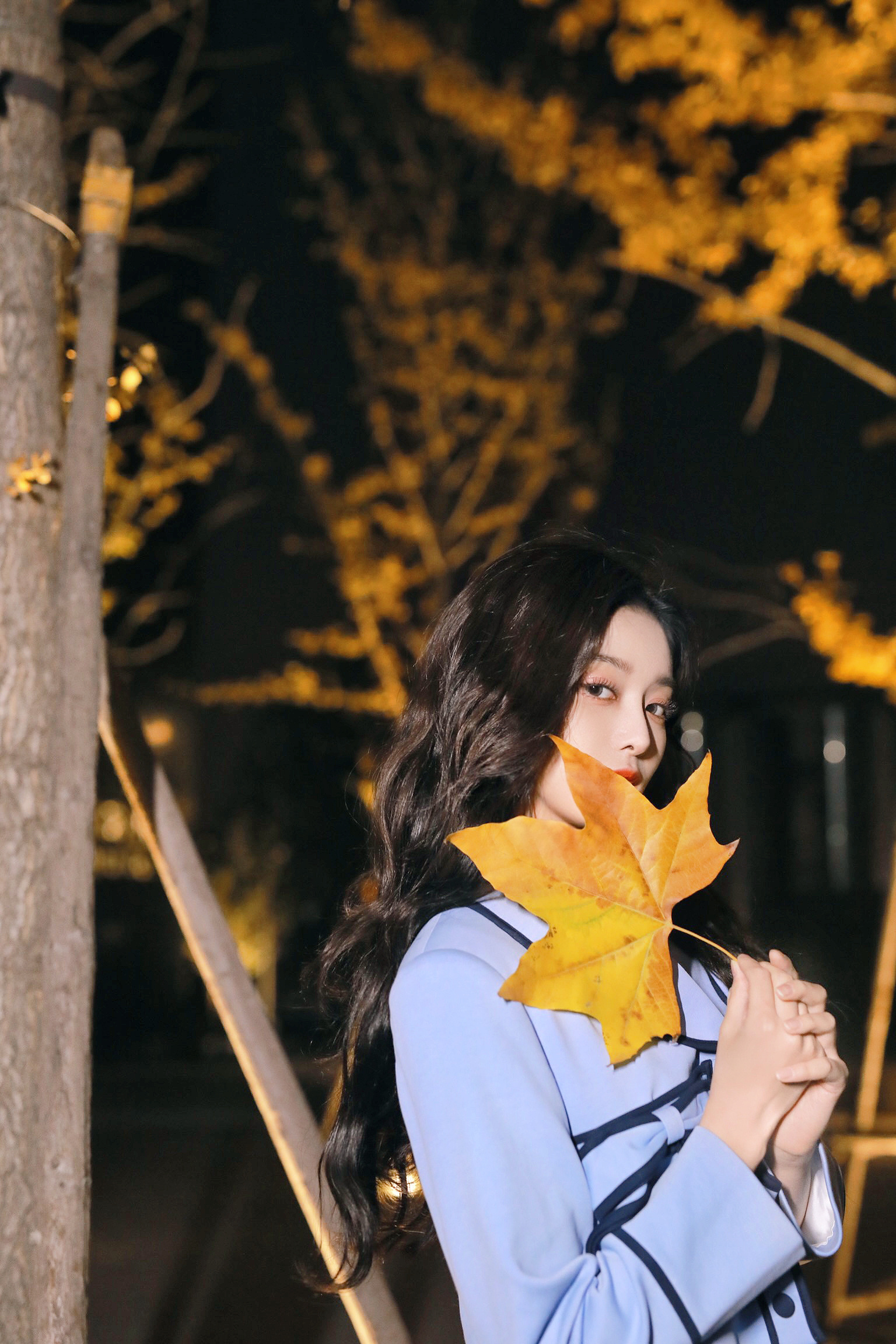 徐艺洋深秋枫叶写真 卷发蓝色套装的艺洋好甜美～初雪也来一组吧