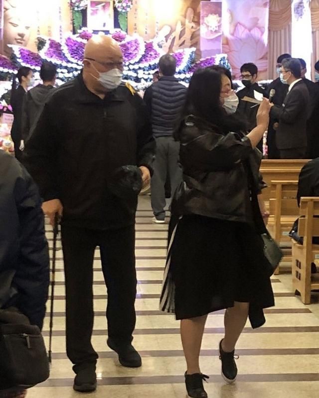"现身灵堂,拄拐杖神情凝重难掩憔悴|金超群|范鸿轩|郑少峰_新浪新闻
