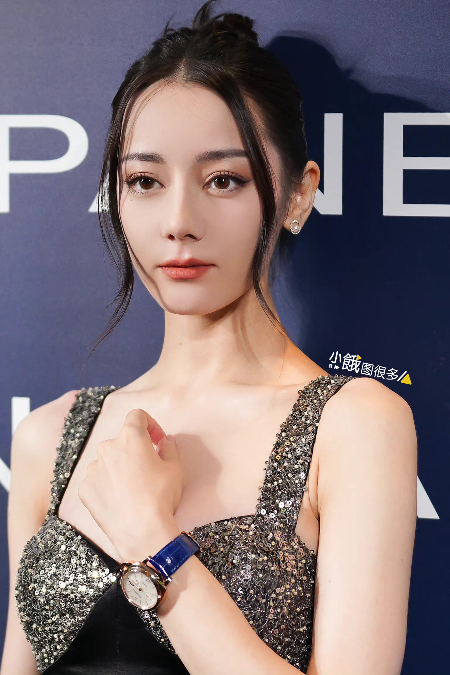 迪丽热巴今日活动饭拍图 黑色闪钻蛋糕裙,优越身材绝美侧颜……__财经