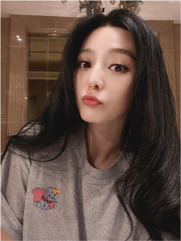 范冰冰太宠粉晒九宫格怼脸自拍照太惊艳戴巨型钻戒炫富太壕气