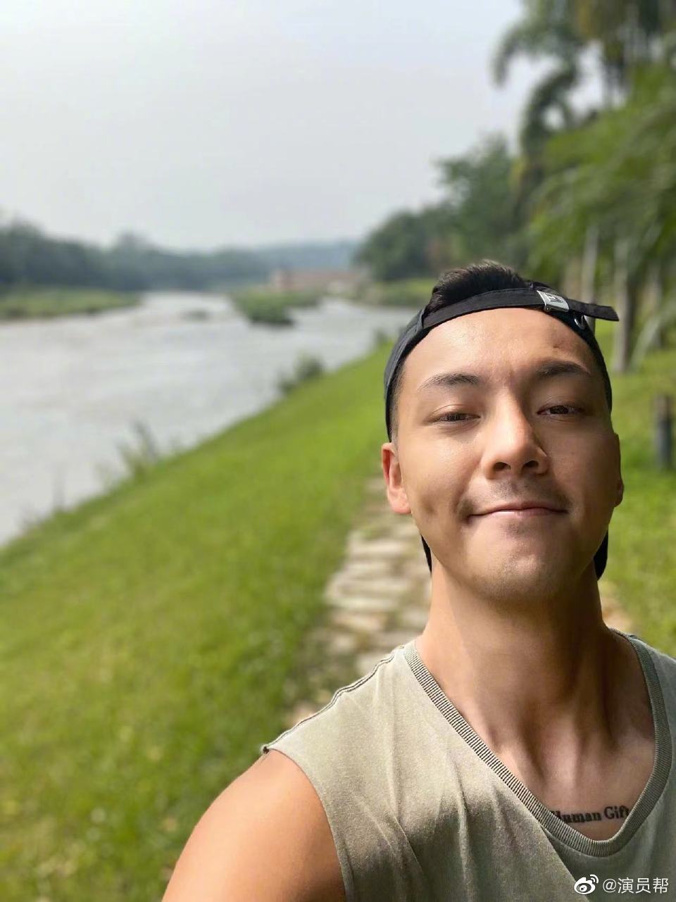 陈伟霆的自拍真的越来越奇怪了