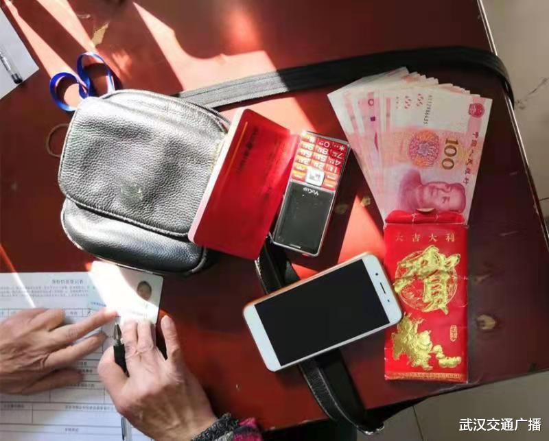 老两口遗失5000元现金 乘客与公交司机合力帮助找回|房山|司机|老两口