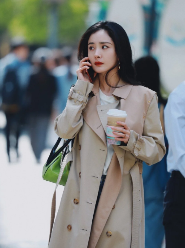 杨幂路透照流出卡其色大衣御姐范十足生图效果美过精修