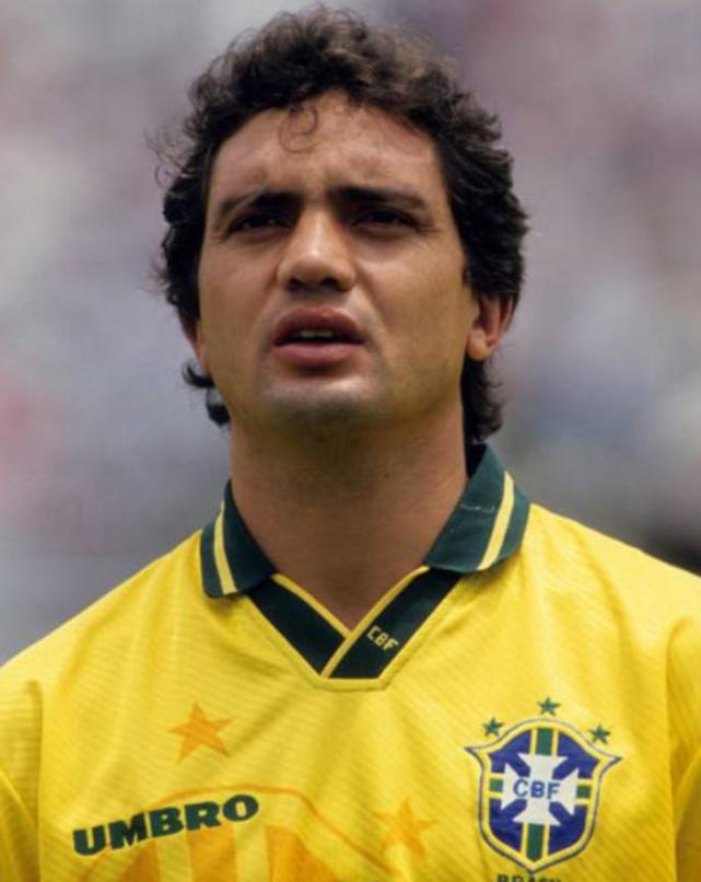 左后卫布兰科是1994年世界杯巴西队的一员,他手捧一束鲜花,站在轮椅上