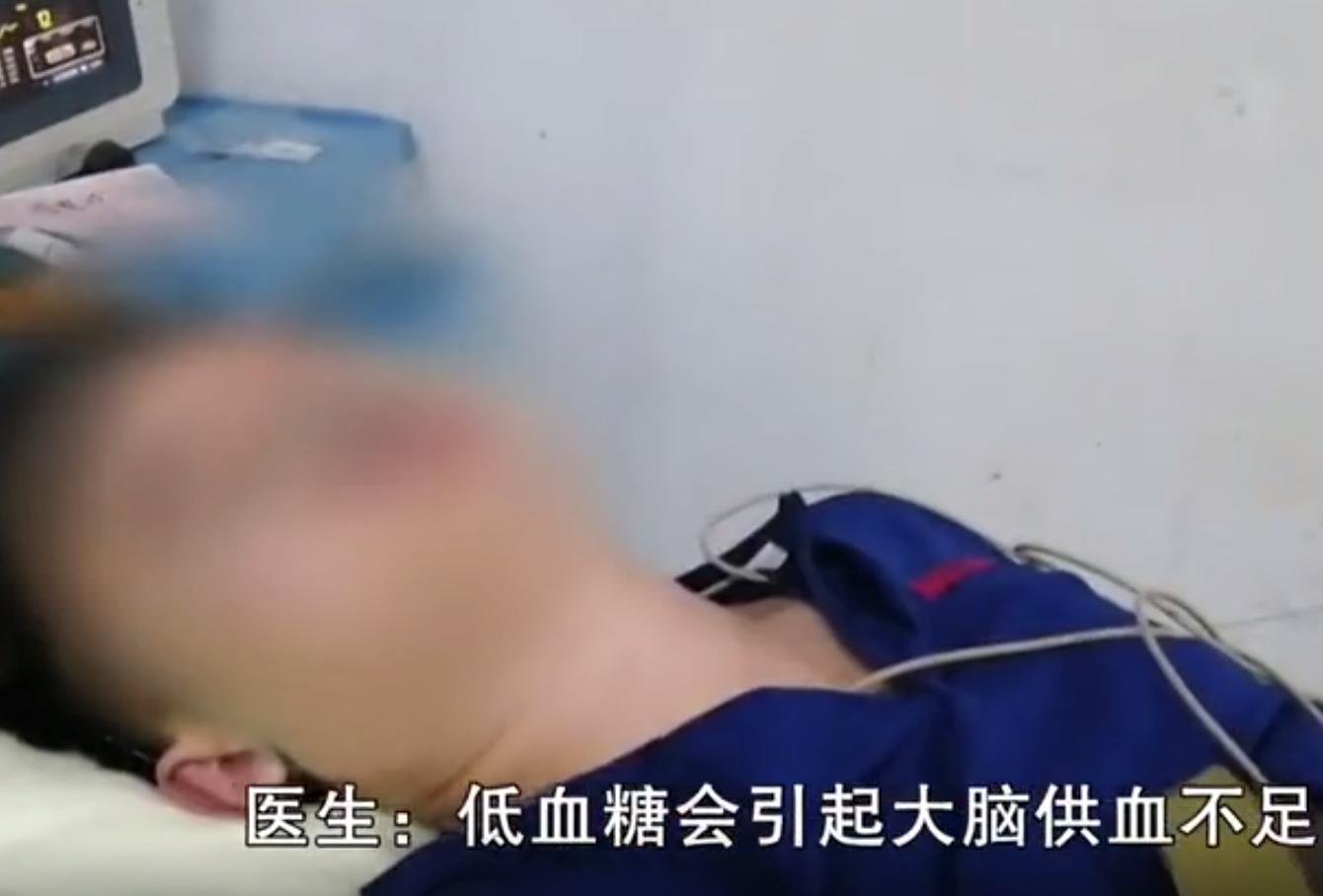 低血糖小伙在公交车上抽搐，司机及时拨打120救人一命休闲区蓝鸢梦想 - Www.slyday.coM