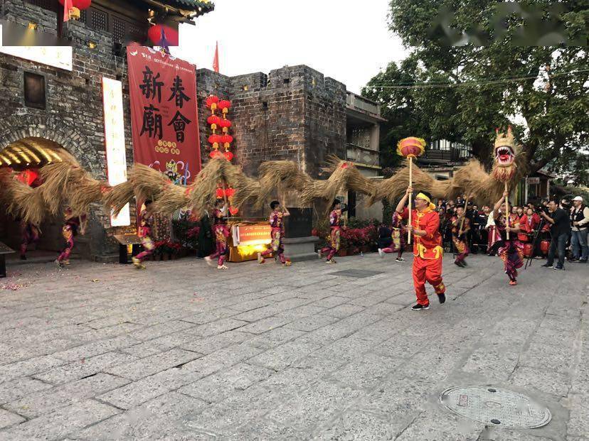 春节期间,邀请舞草龙,舞麒麟等大鹏年俗在所城内巡游展演,以表达迎祥