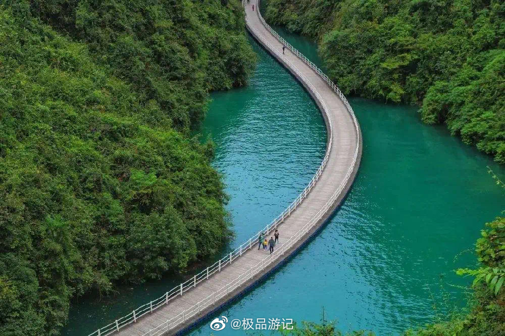 雕崖挂壁公路对面 就是闻名遐迩的鹤峰屏山 雕崖挂壁公路对面 就是闻名遐迩的鹤峰屏山