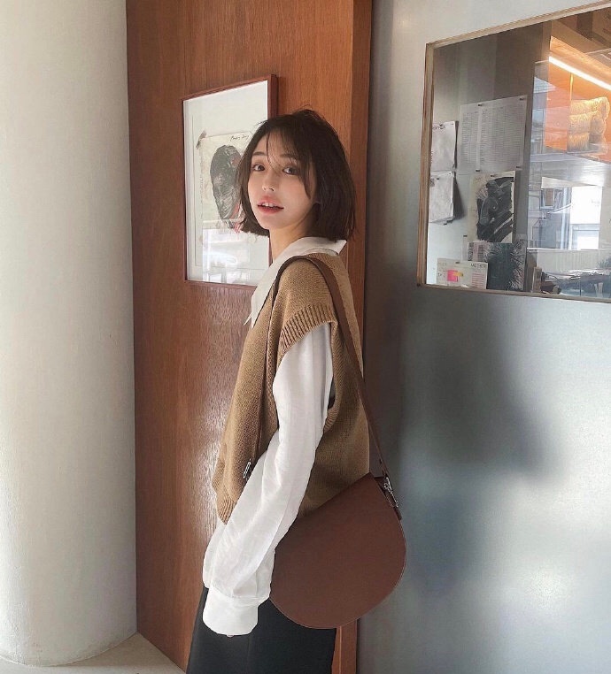 韩国短发女生春季日常休闲穿搭