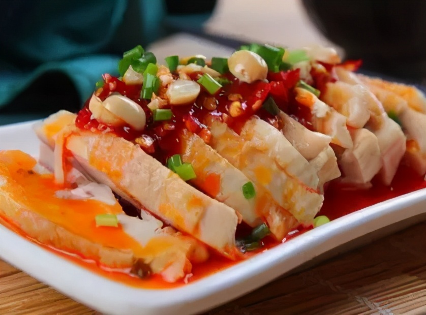 川味椒麻鸡4,倒入烧好的牛腩块,加盐,鸡精翻炒均匀,大火收汁即可.