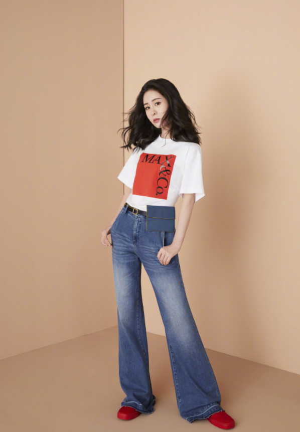 这次张碧晨穿着白色印花t恤衫出镜,搭配灰蓝色牛仔裤后,就显得干练